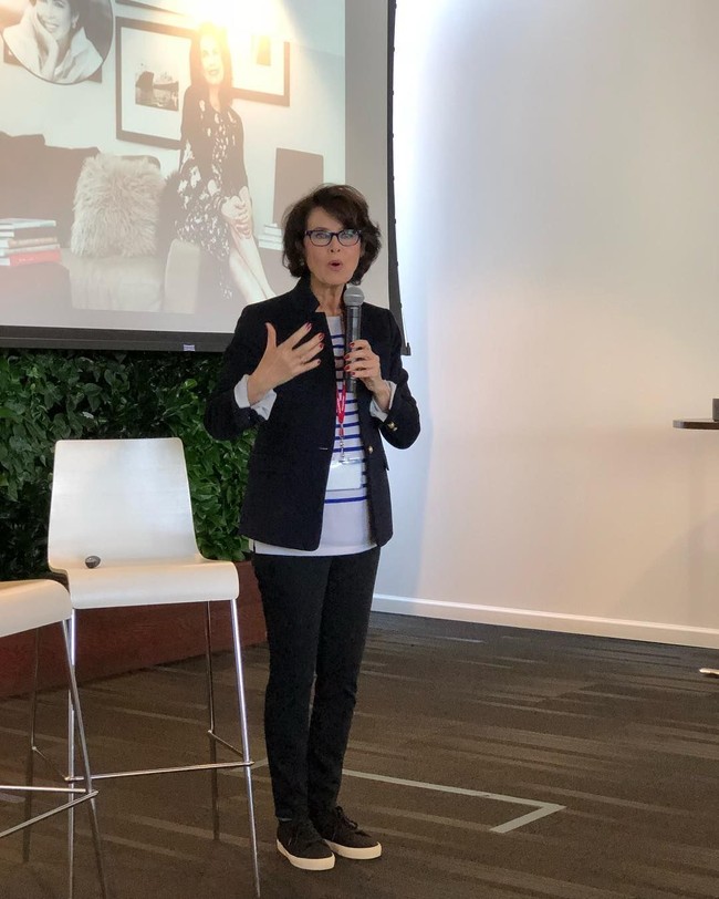 Pelajaran dari masa lalu ketika tidak punya uang dan pekerjaan membuat Dayle membuat satu keputusan besar dalam hidupnya. Ketika usianya beranjak 60 tahun, Dayle memutuskan menguras semua tabungannya US$ 10 ribu atau sekitar Rp 150 juta untuk menjadi modal mendirikan organisasi non profit WomenOne. Organisasi tersebut membantu anak-anak di daerah miskin untuk mendapatkan pendidikan. Foto: Instagram