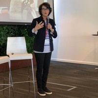 Pelajaran dari masa lalu ketika tidak punya uang dan pekerjaan membuat Dayle membuat satu keputusan besar dalam hidupnya. Ketika usianya beranjak 60 tahun, Dayle memutuskan menguras semua tabungannya US$ 10 ribu atau sekitar Rp 150 juta untuk menjadi modal mendirikan organisasi non profit WomenOne. Organisasi tersebut membantu anak-anak di daerah miskin untuk mendapatkan pendidikan. Foto: Instagram