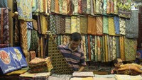 Ratusan batik tersaji lengkap, dan unikmya lagi ada program Trade In Batik dengan menukarkan batik lama yang ditukar batik baru secara gratis.