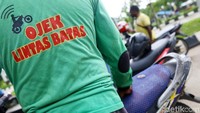 Ojek lintas batas memang cukup banyak ditemukan di wilayah perbatasan antara Indonesia dengan Papua Nugini. Mereka punya gaya yang khas, pakai helm merah-putih plus baju hijau bertuliskan Ojek Lintas Batas di bagian belakangnya.