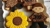 Kamu bisa buat cookies tema keluarga yang mengenakan baju batik ini. Meski berwarna senada, motif baju batiknya dibuat berbeda. Foto: Instagram callystacookies  