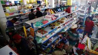 Bantuan logistik bagi para warga korban gempa dan tsunami di Palu masih terus diupayakan. Untuk dapat bertahan hidup, warga pun mengumpulkan barang-barang dan bahan makanan dari toko dan supermarket yang ada di kota tersebut. Athit Perawongmetha/Reuters.