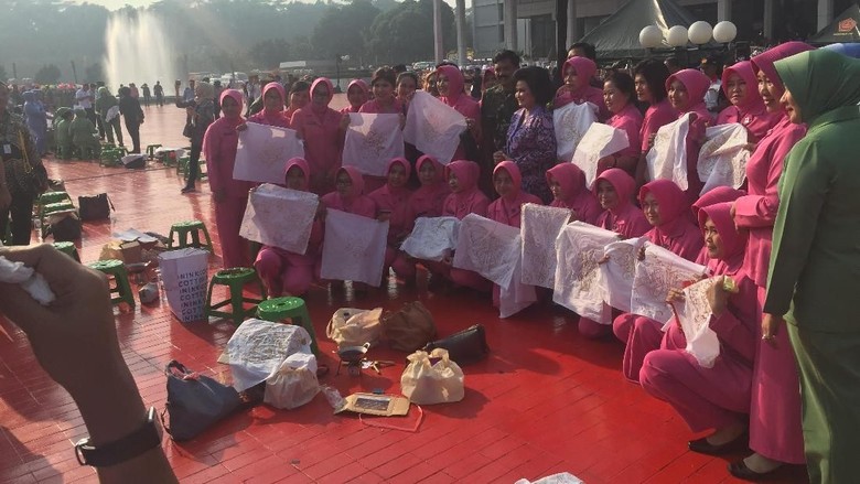 Peringati HUT Ke-73, TNI Pecahkan Rekor Muri Membatik dengan Canting Peringati HUT Ke-73, TNI Pecahkan Rekor Muri Membatik dengan Canting