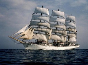Kapal Layar Legendaris Polandia Mampir di Jakarta