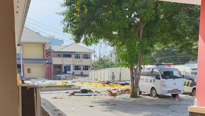 Mayat Korban Gempa Masih Tergeletak di Luar RS Undata Palu Mayat Korban Gempa Masih Tergeletak di Luar RS Undata Palu