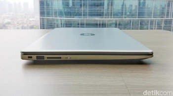 Dimensi laptop ini 33,5 x 23,4 x 1,99 cm dengan berat 1,47 kg. Foto: Adi Fida Rahman/detikinet