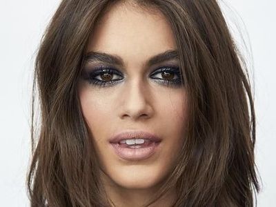 Gaya Seksi Model Of The Year Kaia Gerber Saat Melenggang di Catwalk