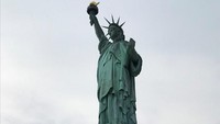 Foto: Memilki ketinggian 85 meter dan berada di New York membuat Patung Liberty semakin populer di kalangan wisatawan. Patung ini dibangun sebagai lambang kebebasan tahun 1886 dan dideklarasikan sebagai monumen nasional tahun 1924. (Rise and Resist/REUTERS)