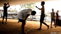 Seorang anak tertunduk lesu karena gawangnya kebobolan.