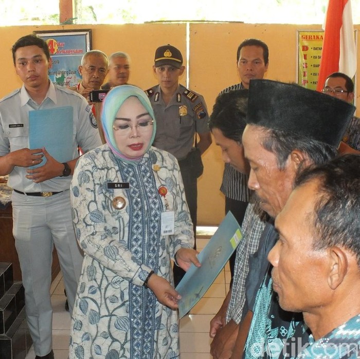 Bupati Grobogan Sri Sumarni saat ikut memberikan bantuan ke keluarga korban SMP 1 Pulokulon