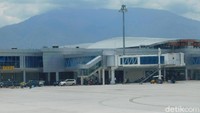 Sementara kondisi bandara masih rusak.