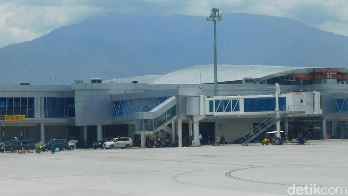 Bandara Mutiara Sis Al Jufri, Palu masih dipadati pengungsi yang mau meninggalkan daerah tersebut pasca gempa dan tsunami. Begini kondisinya.