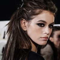 Pakai makeup tebal dengan riasan mata bold, Kaia terlihat lebih dewasa dari usia sebenarnya. Kecantikannya pun makin terpancar. Foto: Getty Images