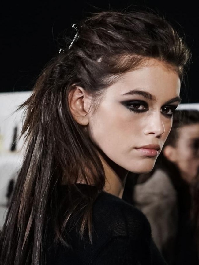 Pakai makeup tebal dengan riasan mata bold, Kaia terlihat lebih dewasa dari usia sebenarnya. Kecantikannya pun makin terpancar. Foto: Getty Images