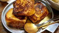 French Toast dibuat dari roti tawar yang dicelup telur kocok yang dicampur susu lalu dipanggang dalan wajan dengan mentega. Luarnya garing dalamnya empuk. Foto : Instagram @kayobeans
