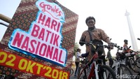 Mereka memakai seragam batik.