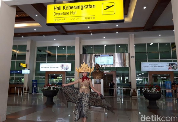 Dalam karyanya ini, Rory menampilkan sejumlah batik dari beberapa daerah di Indonesia. Selain itu juga memberikan aksesoris-aksesoris budaya yang ada setiap provinsi dari Sabang sampai Merauke. (Ragil Ajiyanto/detikTravel) Dalam karyanya ini, Rory menampilkan sejumlah batik dari beberapa daerah di Indonesia. Selain itu juga memberikan aksesoris-aksesoris budaya yang ada setiap provinsi dari Sabang sampai Merauke. (Ragil Ajiyanto/detikTravel)