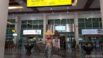 Foto: Lenggak-lenggok Model Berpakaian Batik di Bandara Adi Soemarmo