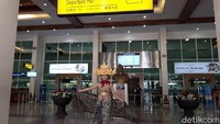 Dalam karyanya ini, Rory menampilkan sejumlah batik dari beberapa daerah di Indonesia. Selain itu juga memberikan aksesoris-aksesoris budaya yang ada setiap provinsi dari Sabang sampai Merauke. (Ragil Ajiyanto/detikTravel)