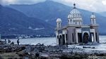 Penampakan Masjid Apung Usai Diterjang Gempa dan Tsunami