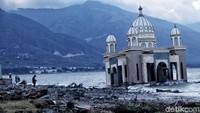 Jika dibandingkan dengan kondisi sebelum gempa, terlihat tiang-tiang penopang masjid sudah tak ada lagi. Jalan dari daratan menuju masjid terapung itu juga sudah tak terlihat.