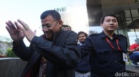 Indra Fauzi hanya tersenyum kepada awak media saat dimintai keterangan.