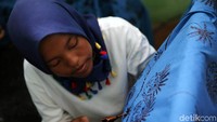 Para perajin membatik dengan motif betawi.