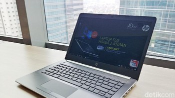 Layarnya berukuran 14,6 inch dengan resolusi HD. Foto: Adi Fida Rahman/detikinet