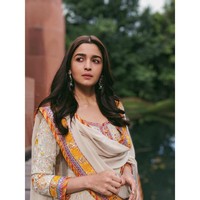 Ini gaya Alia saat mengenakan pakaian tradisional khas India, saree. Foto: Instagram @aliaabhatt