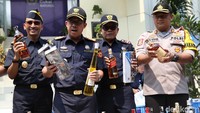 Direktur Jenderal Bea Cukai Heru Pambudi berserta jajarannya menunjukkan barang bukti rokok dan miras ilegal di Gedung Bea Cukai Marunda, Jakarta Utara, Selasa (2/10/2018).