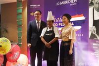 Chef Mama Duu dari Thailand Meracik Kari Kepiting dan Kari Daging di Restoran Ini