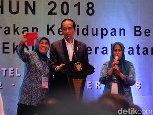 Belum Diangkat Jadi PNS, Ibu-ibu PKK Asal Majene Curhat ke Jokowi