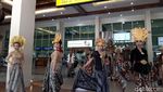 Foto: Lenggak-lenggok Model Berpakaian Batik di Bandara Adi Soemarmo