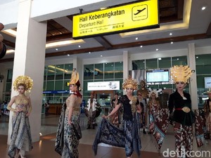 Sambut Hari Batik, Bandara Adi Soemarmo Adakan Fashion Show Batik