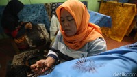 Butuh ketelitian dan kesabaran dalam membatik agar hasilnya maksimal.
