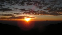 Bukit Sikunir juga bisa traveler kunjungi untuk melihat sunrise. Pemandangan yang bisa dilihat dari puncak yaitu Gunung Prau, Merbabu, Slamet, Sindoro dan Merapi. (Lenny Permata Kusuma/dTraveler)