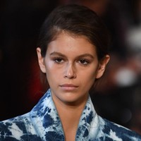 Kecantikan Kaia Gerber memang diturunkan oleh sang ibunda secara genetik. Dengan atau tanpa makeup, Kaia tetap tampil memesona. Seperti saat ia muncul dengan riasan wajah no makeup look di fashion show Stella McCartney. Meskipun terlihat tanpa makeup, wajahnya tetap cantik dan segar. Foto: Getty Images