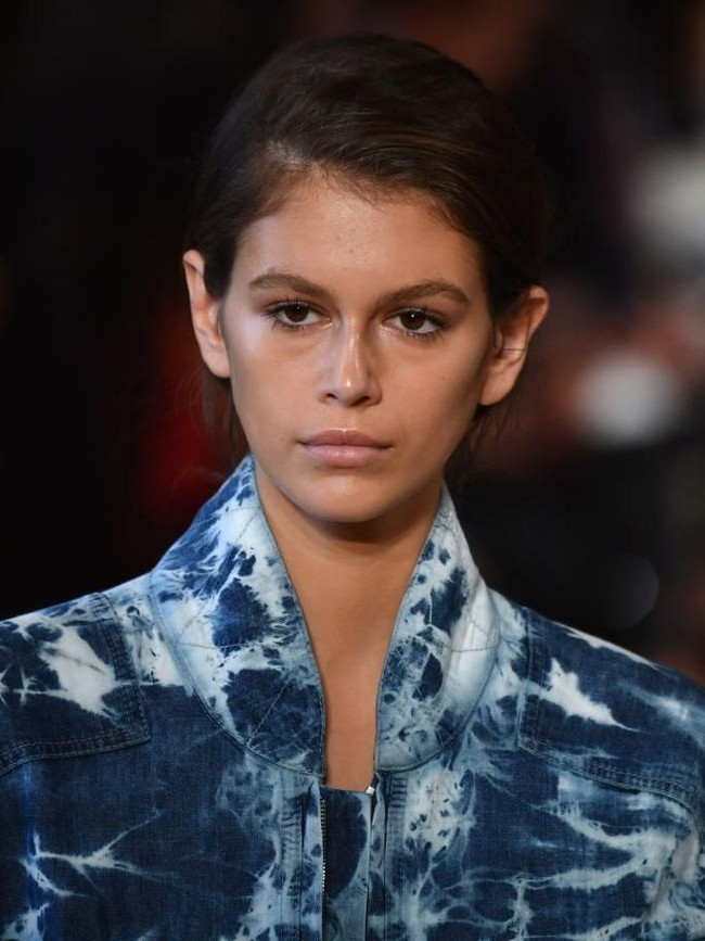 Kecantikan Kaia Gerber memang diturunkan oleh sang ibunda secara genetik. Dengan atau tanpa makeup, Kaia tetap tampil memesona. Seperti saat ia muncul dengan riasan wajah no makeup look di fashion show Stella McCartney. Meskipun terlihat tanpa makeup, wajahnya tetap cantik dan segar. Foto: Getty Images