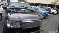 Simic yang saat itu menumpangi Toyota Land Cruiser menabrak mobil patroli polisi di lingkaran Semanggi. Foto: Kondisi mobil Marko Simic dan mobil polisi yang kecelakaan di Semanggi (Gibran-detik)