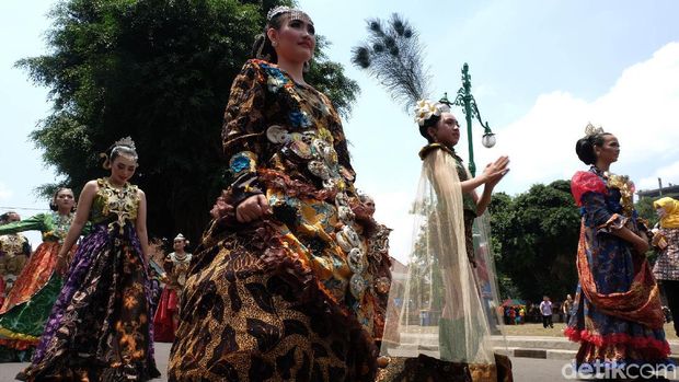 Karnaval batik di Banyumas. 