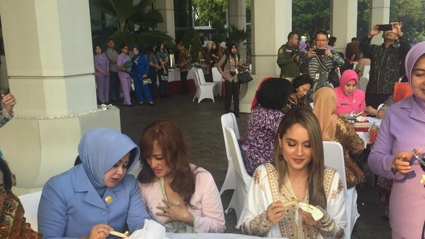 Pemecahan rekor membatik dengan canting tersebut diikuti lebih dari 5.000 peserta, termasuk artis Cinta Laura.