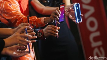 Evan Angganantika, Digital & Marcomm Manager InOne Smart Technology mengatakan, ponsel ini akan dijual secara offline mulai November mendatang. Foto: Ari Saputra