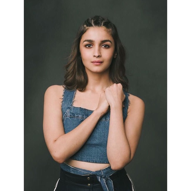 Di usia yang terhitung masih muda, yakni 25 tahun, Alia Bhatt masuk jajaran aktris Bollywood yang berpenghasilan tinggi. Ia bahkan meraup Rp 10,4 miliar sekali tampil. Foto: Instagram @aliaabhatt
