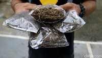 Meski sudah ada Pos Lintas Batas Negara (PLBN) Terpadu Skouw, penyelundupan ganja asal Papua Nugini masih menjadi problem. Ganja di Papua Nugini termasuk jenis yang berkualitas tinggi.