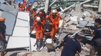 Puluhan korban telah dievakuasi termasuk 2 atlet paralayang. HUMAS BASARNAS/via REUTERS.
