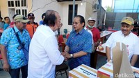 Namun, Tahir mengatakan akan kembali mengirim bantuan, bukan hanya makanan dan minuman, dia juga akan menyediakan genset, tenda, dan berjanji membangun sejumlah rumah untuk korban yang tempat tinggalnya hancur karena gempa dan tsunami.