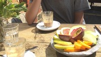 Sadie pindah ke Amerika saat usianya menginjak 17 tahun. Kini ia sepenuhnya tinggal di New York. Santai pagi hari ini Sadie ditemani segelas kopi susu dan buah segar. Foto: instagram @sadienewman