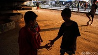Sebelum bertanding mereka membagi rekan menjadi dua tim.