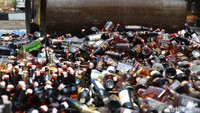 Ribuan botol miras digilas alat berat.