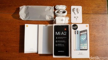 Beginilah wujud Mi A2 dan isi-isinya, ketika sudah ditelanjangi untuk pertama kalinya. Foto: detikINET/Agus Tri Haryanto